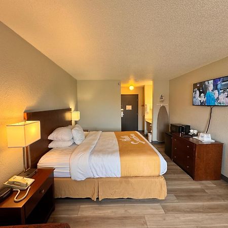 Days Inn By Wyndham Salina I-70 Dış mekan fotoğraf