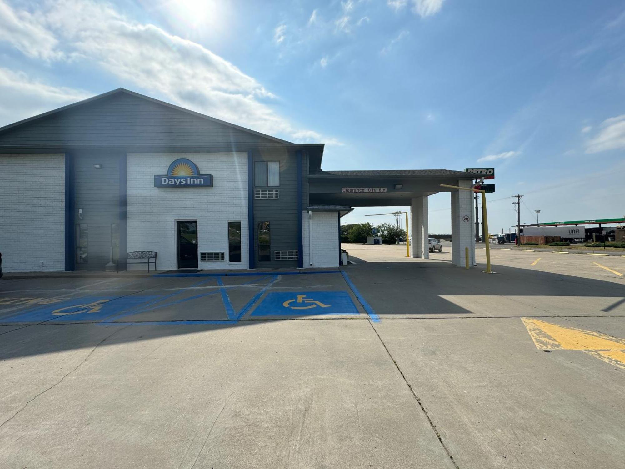 Days Inn By Wyndham Salina I-70 Dış mekan fotoğraf