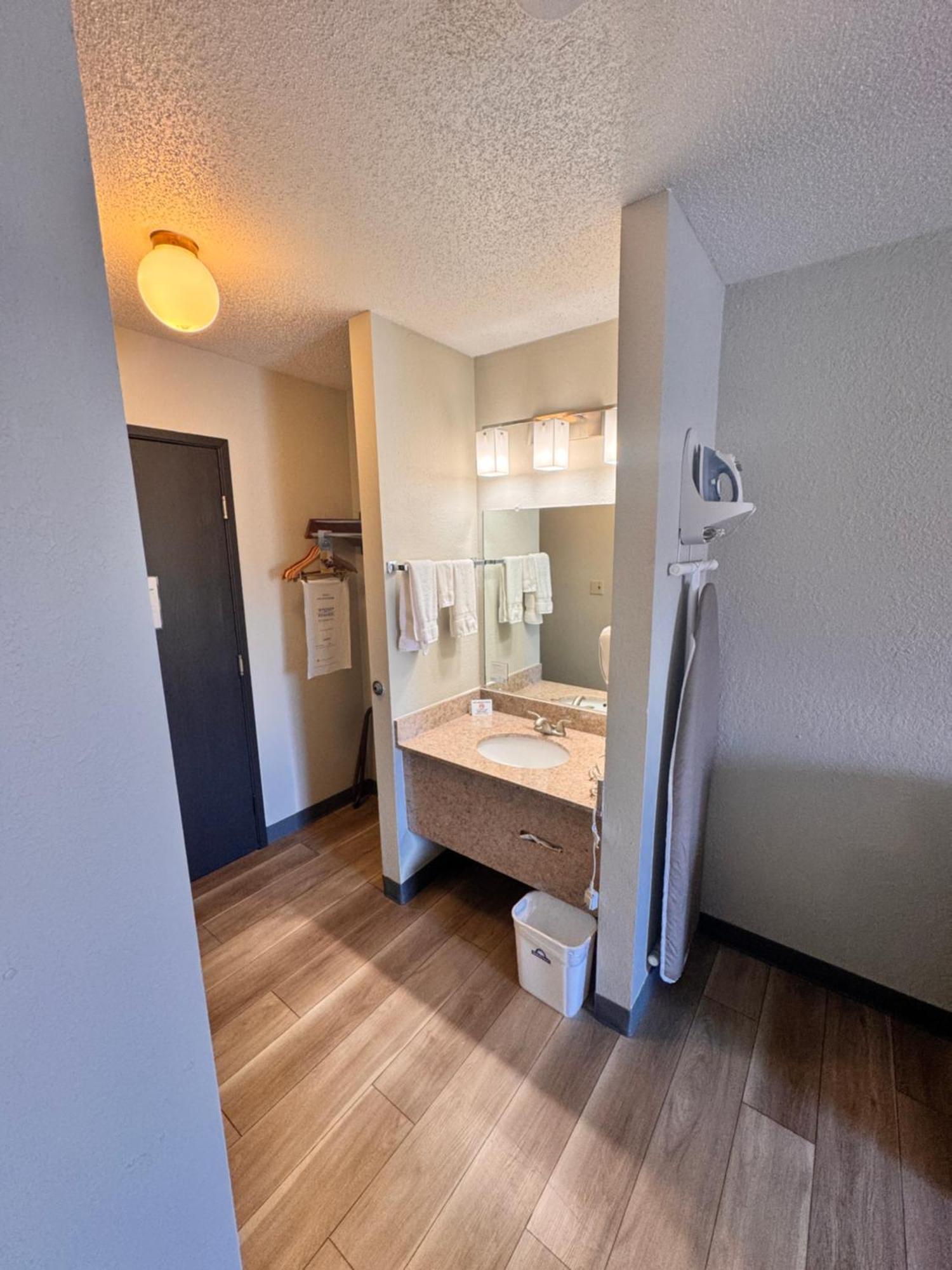 Days Inn By Wyndham Salina I-70 Dış mekan fotoğraf