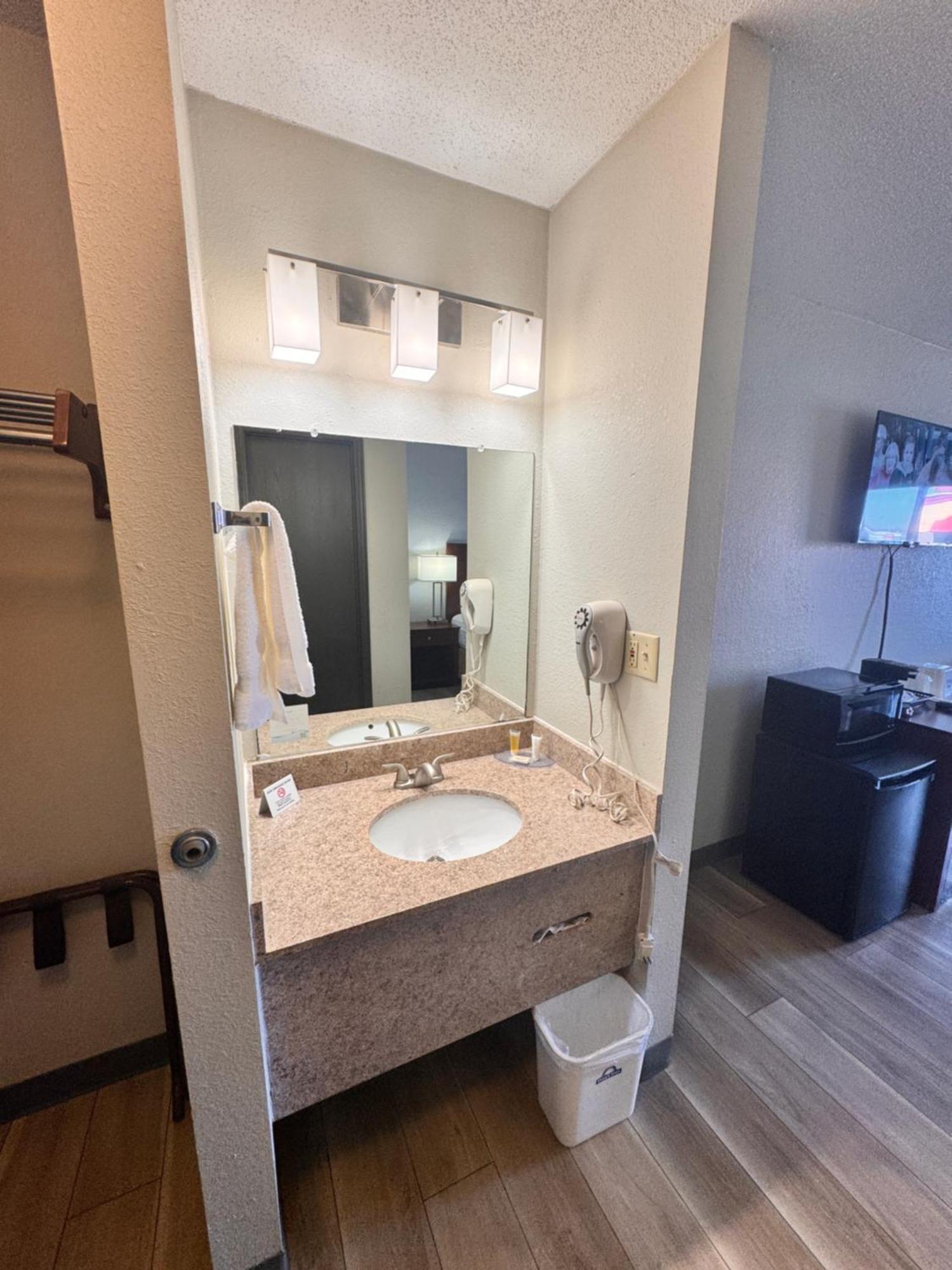 Days Inn By Wyndham Salina I-70 Dış mekan fotoğraf